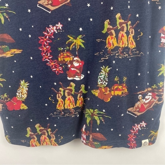 Free Planet NWOT Men's Short Sleeve Christmas T-Shirt Hawaiian Hula Santa Small - Picture 4 of 11